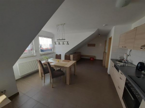 Fewo Steinhohle, DG 45qm, 1 Schlafzimmer & 1 Wohn-Esszimmer mit Bett